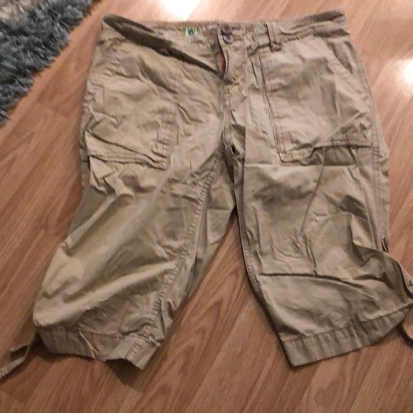 American Eagle Outfitters Pants - Women’s American Eagle capris size 6